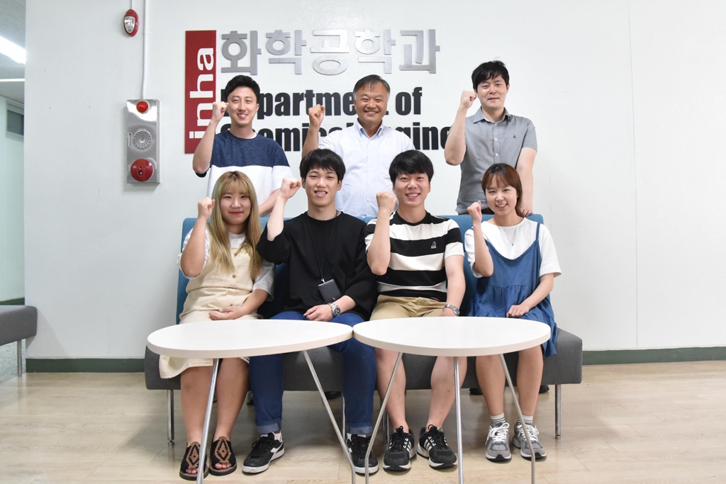 인하대 탁용석 교수(뒤줄 가운데)와 대학원생들