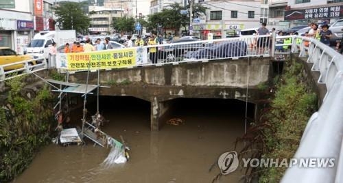 국지성 폭우로 인한 급류로 3명이 실종된 마산 양덕천.