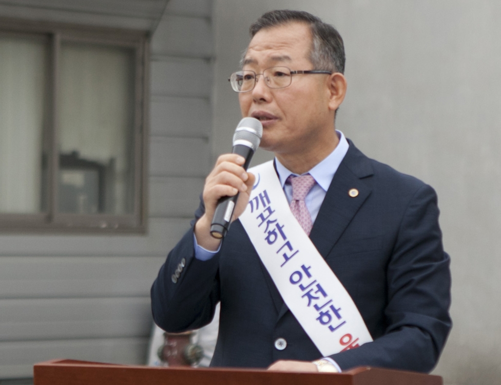 기념사 하는 강종열 울산항만공사 사장