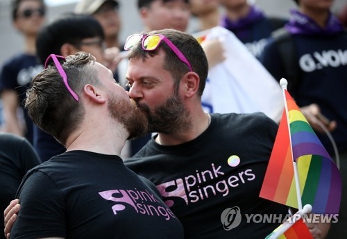 개신교계 "성소수자 인권 지지" vs "동성애축제 반대" - 3