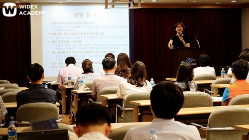 지난 21일 제4회 와이덱스 아카데미에서 방정화 한림국제대학원 교수가 강의하고 있다.