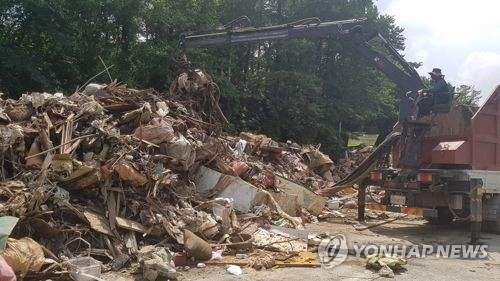 청주 비하동 임시적재장에 쌓인 쓰레기더미