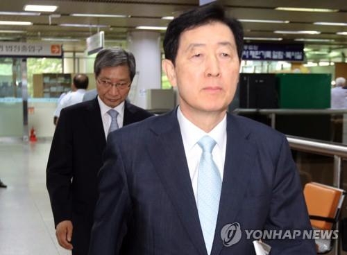 법정 들어서는 최지성 전 실장과 장충기 전 차장(서울=연합뉴스) 한상균 기자 = 최지성 전 삼성 미래전략실장과 장충기 전 삼성 미래전략실 차장이 17일 오후 이재용 삼성전자 부회장의 재판에 참석하기 위해 서울중앙지법에 들어서고 있다. 2017.7.17xyz@yna.co.kr