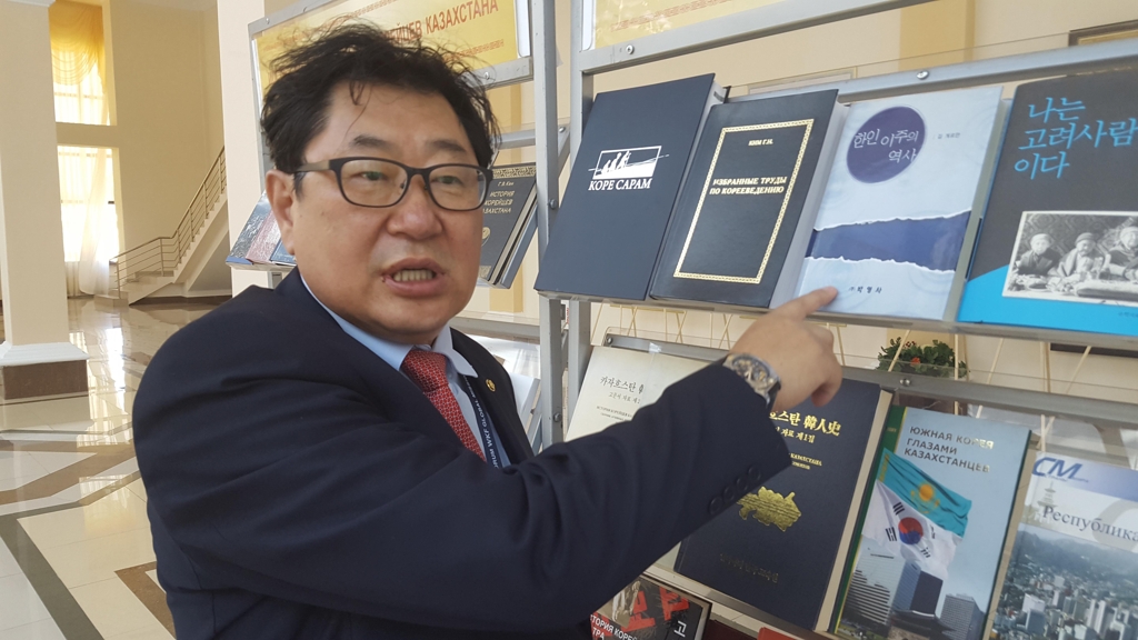 알파라비 카자흐스탄국립대 김 게르만 교수가 2일 인터뷰에서 자신의 저서 '한인 이주의 역사'를 가리키며 책 내용을 설명하고 있다.