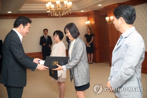 제주지원위 민간위원 위촉장 주는 이낙연 총리