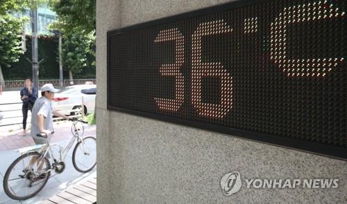 서울 도심, 거대한 용광로처럼 '펄펄'(서울=연합뉴스) 임헌정 기자 = 폭염이 계속된 3일 서울 성동구의 한 빌딩 앞 전광판에 표시되는 기온이 36도를 가리키고 있다. 2017.8.3