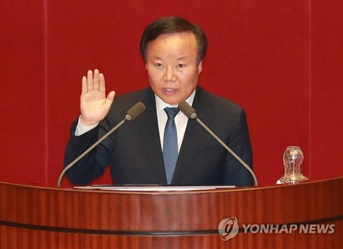 국회에서 선서하는 김재원 의원