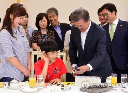 문 대통령, 가습기 살균제 피해자 어린이에게 선물