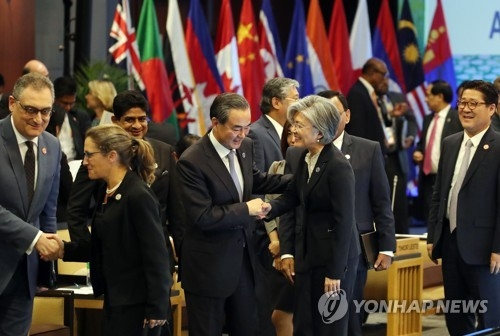 (마닐라=연합뉴스) 김현태 기자 = 강경화 외교부장관이 7일 오후(현지시간) 필리핀 마닐라 필리핀국제회의장(PICC)에서 열린 아세안지역안보포럼(ARF) 외교장관회의 플레너리 세션(총회)을 마친 뒤 왕이 중국 외교부장과 악수를 하고 있다. 2017.8.7mtkht@yna.co.kr(끝)