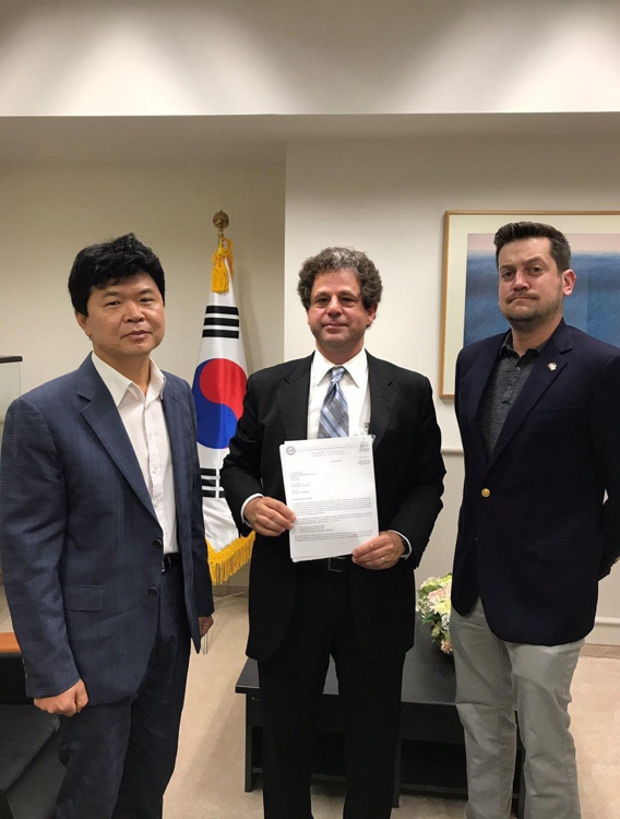 전미자동차노조 관계자들이 8일(현지시간) 주미 한국대사관을 방문해 한상균 민주노총 위원장 석방을 요구하는 서한을 전달했다.