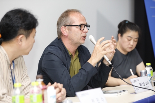 영화 '장고'의 에티엔 코마 감독