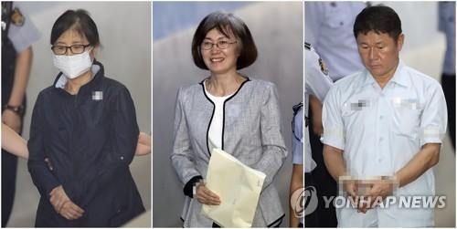 '이화여대 입시·학사비리' 항소심 공판(서울=연합뉴스) 김인철 기자 = '비선 실세' 최순실씨(왼쪽부터)와 최경희 전 이화여대 총장, 남궁곤 전 이대 입학처장이 11일 오후 서초구 서울중앙지법에서 열린 '이화여대 입시·학사비리' 사건 항소심 1차 공판에 출석하기 위해 법정으로 향하고 있다. 2017.8.11yatoya@yna.co.kr