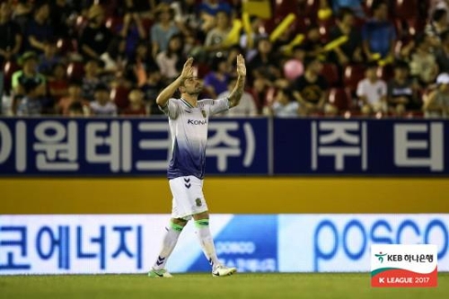 전남전에서 선제골을 넣고 골 세리머니를 하는 전북의 에두