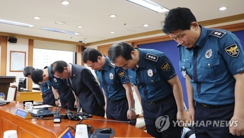 사과하는 김부겸 장관과 경찰 지휘부(서울=연합뉴스) 하사헌 기자 = 김부겸 행정안전부 장관(왼쪽 세번째)과 이철성 경찰청장(왼쪽 두번째), 강인철 중앙경찰학교장(오른쪽) 등 경찰 지휘부가 13일 오후 경찰청에서 열린 경찰 지휘부 회의에서 SNS 게시글 삭제지시 의혹과 관련, 국민에게 사과하고 있다. 2017.8.13toadboy@yna.co.kr(끝)