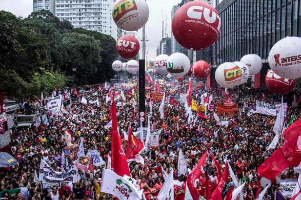 상파울루 시의 중심가인 파울리스타 대로를 점거한 좌파 시위대[브라질 뉴스포털 UOL]