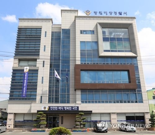 부산신항 해상서 기름띠 발견…방제 작업 - 1