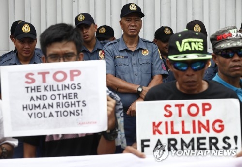 7월 20일 필리핀 경찰청 앞에서 열린 초법적 처형 반대 시위[EPA=연합뉴스 자료사진]
