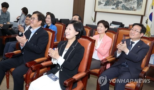 秋 "'이게 국가다' 보여준 文대통령 100일…가슴 뻥 뚫려" - 1
