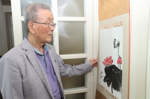 문인화를 바라보는 김길남씨.