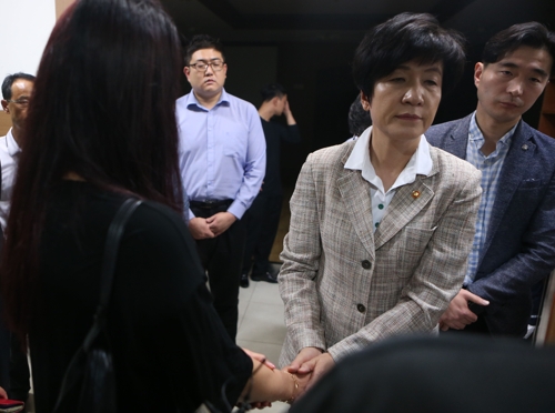 김영주 고용부 장관, 유가족 방문