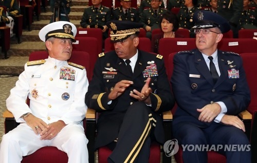 얘기 나누는 해리 해리스 미 태평양사령관
