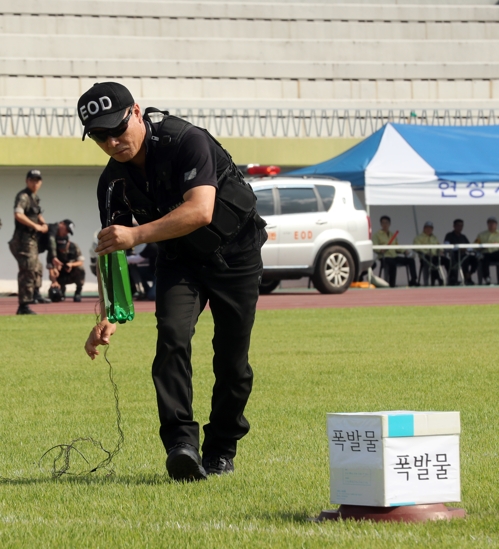 물폭탄을 이용해 폭발물을 제거하는 폭발물제거반 대원
