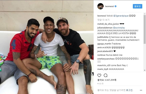 메시(오른쪽)가 인스타그램에 올린 네이마르(가운데), 수아레스와의 사진