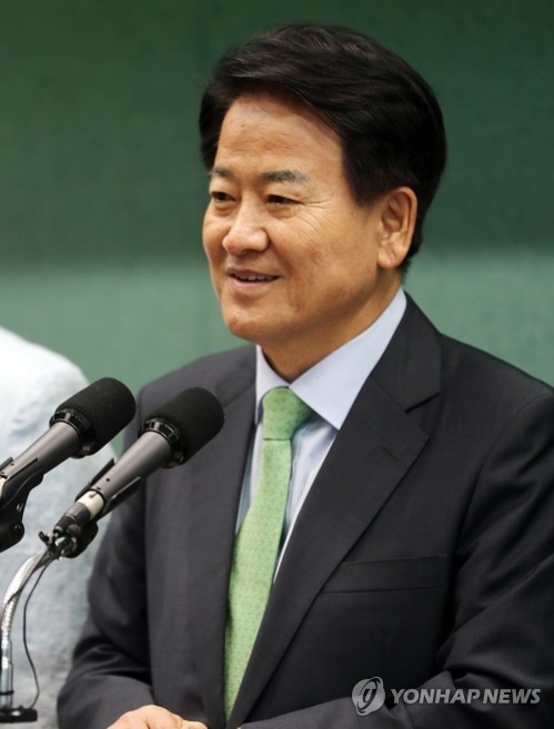 전북도의회에서 기자회견하는 정동영 의원