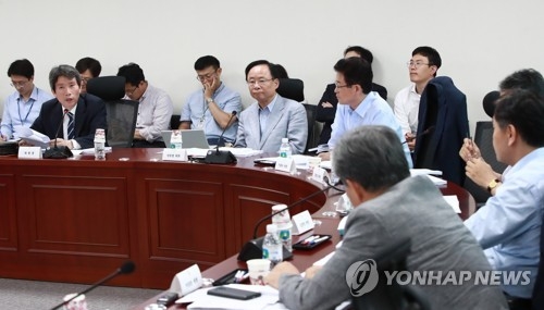 文대통령 '개헌 발언' 논란…野 "국회무시" vs 與 "국회존중" - 1