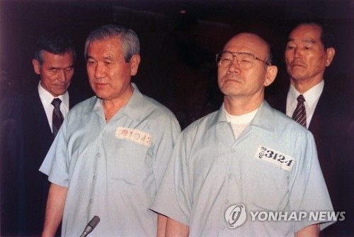 12·12 및 5·18 사건으로 법정에 선 전두환·노태우(왼쪽) 씨