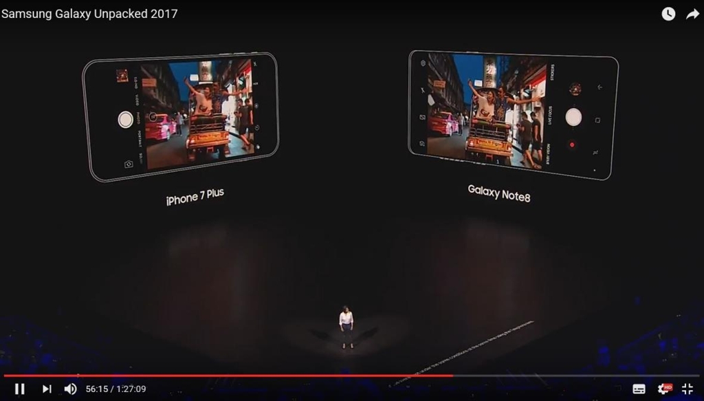 갤럭시노트8과 아이폰7플러스의 카메라 기능을 비교하는 장면