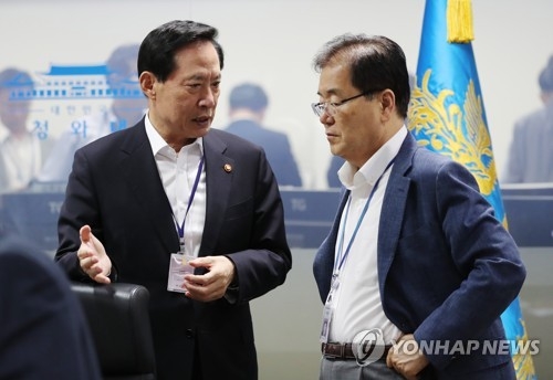 긴급 대화하는 국방부 장관과 안보실장
