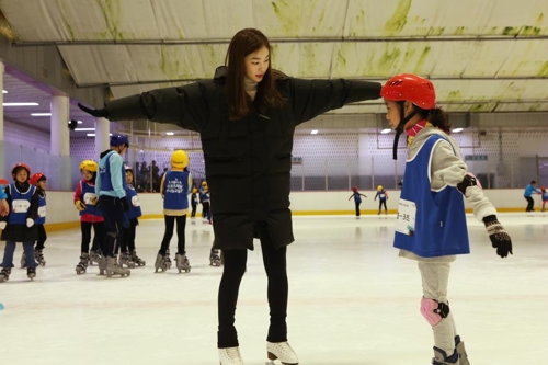 어린이 지도하는 김연아