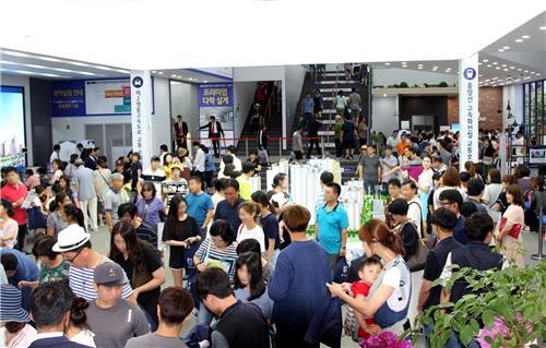 '원주기업도시 반도유보라 아이비파크' 견본주택 찾은 방문객들