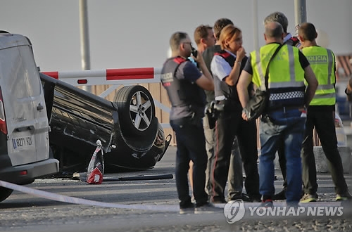 스페인 캄브릴스 차량돌진 테러에 이용된 승용차와 경찰들