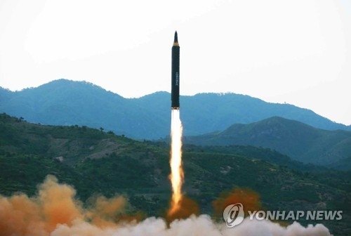 북한이 지난 5월 공개한 화성-12형 발사 장면