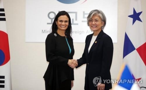 (서울=연합뉴스) 김승두 기자 = 강경화 외교부 장관이 29일 오후 서울 도렴동 외교부 청사에서 이사벨 데 생 말로 파나마 부통령 겸 외교부 장관과 한·파나마 외교장관회담에 앞서 악수를 하고 있다. 2017.8.29 kimsdoo@yna.co.kr