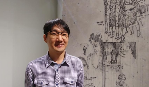 (서울=연합뉴스) 정아란 기자 = 30일 서울 종로구 통의동 아트사이드갤러리에서 포즈를 취한 이재훈 작가. 9월 1일부터 그의 개인전 '초원의 결투를 위해'가 열린다. 2017.8.30 airan@yna.co.kr