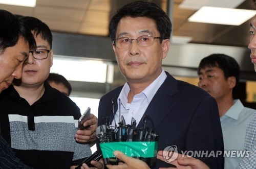 경찰 출석한 김광수 의원.