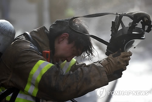 화재 진압을 마친 소방관