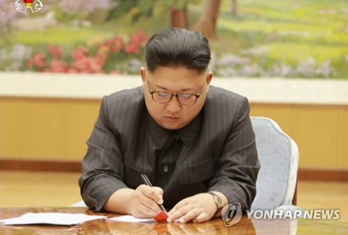 핵실험 준비 문건 서명하는 김정은