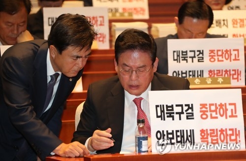 한국당, 이틀째 국회 보이콧…정우택 대표연설 취소 - 1
