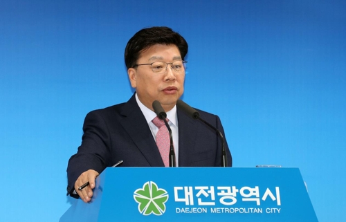 시정브리핑 중인 권선택 대전시장