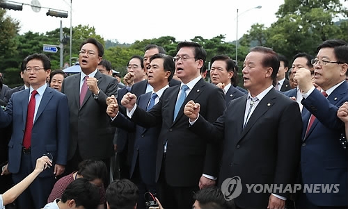 靑 항의방문 한국당 의원들, 대통령 면담불발에 "매우 유감"(종합) - 1