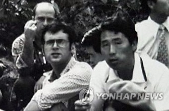위르겐 힌츠페터와 김사복(오른쪽)이 함께 찍힌 흑백사진