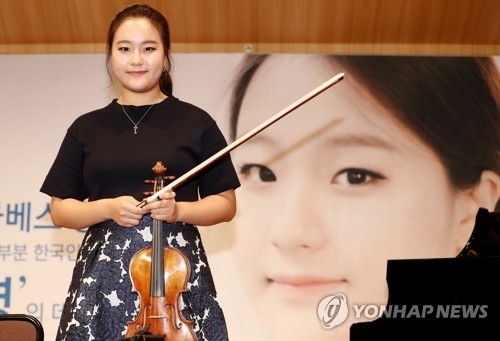 '퀸엘리자베스콩쿠르' 한국인 최초 우승자 임지영(서울=연합뉴스) 이재희 기자 = 세계 3대 콩쿠르 중 하나인 '퀸엘리자베스콩쿠르'에서 2015년 한국인 최초로 우승한 바이올리니스트 임지영이 5일 오전 서울 종로구 문호아트홀에서 열린 데뷔앨범 발매 기자간담회에서 포즈를 취하고 있다. 2017.9.5scape@yna.co.kr