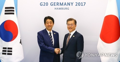 한-일 정상의 악수