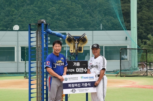 이만수 전 SK 와이번스 감독과 김인식 연천 미라클 감독