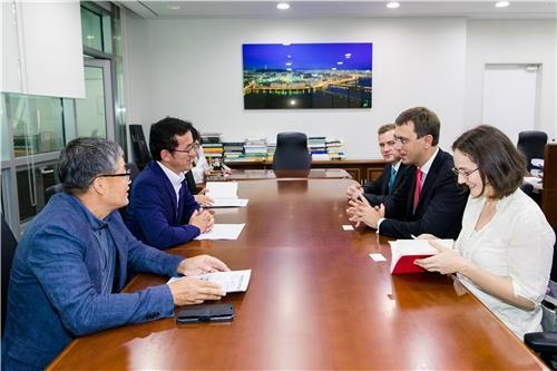 서울시와 우크라이나 대표단이 청렴건설행정시스템 도입을 협의하는 모습