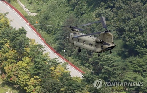 사드 기지 상공의 미군 헬기